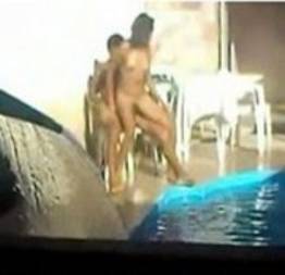 Câmera flagra casal trepando na piscina