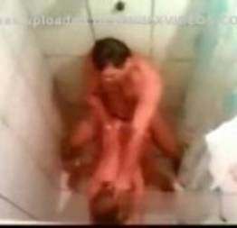 Flagra de sexo no banheiro da pousada, casal foi filmado mandando ver no banheir