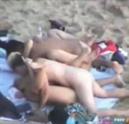 Sexo amador grupal na praia