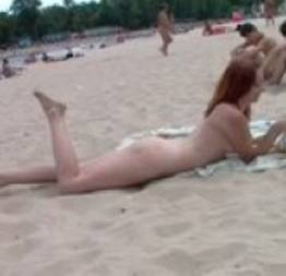 Gata nua na praia de nudismo