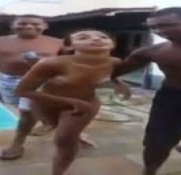 Novinha bêbada fica peladinha na piscina