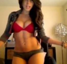 Gostosa exibindo seu corpo perfeito na webcam