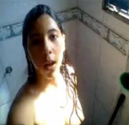 Gravou a prima novinha batendo siririca no banho
