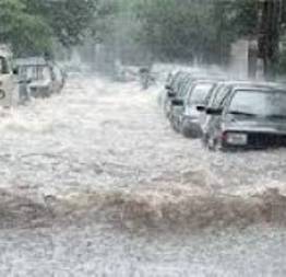 Rua fica submersa quando chove