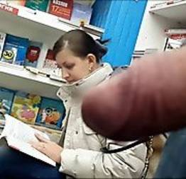 Vídeo amador com homem se masturbando na Biblioteca