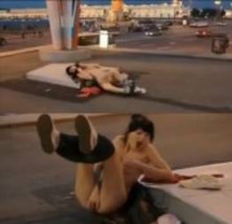 Garota a masturbar-se no meio da rua... isto só na russia...