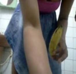 Gaby safada enfiando a banana no cuzinho