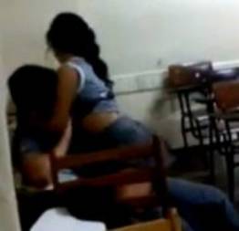 Novinha fazendo sexo dentro da sala de aula