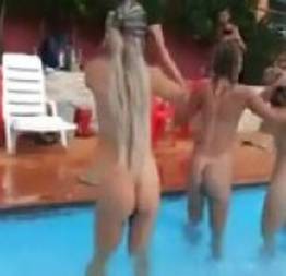 Amigas na putaria dançando peladas na piscina