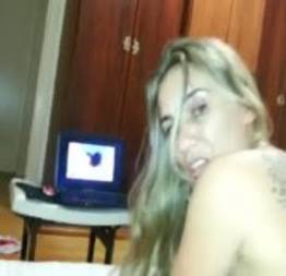 Loira tatuada sentando com o cu