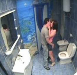 Camera flagra casal transando no banheiro