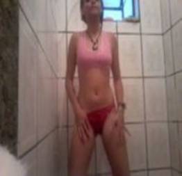 Manuela safada filmando banho