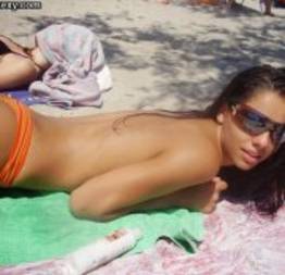 Moreninha fazendo topless na praia