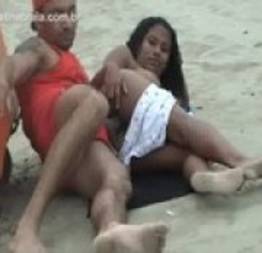 Casal amador flagrado trepando na praia