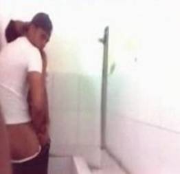 Casalzinho trepando no banheiro da escola