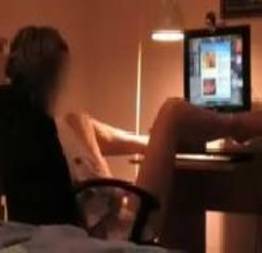 Jovem menina fazendo sexo virtual