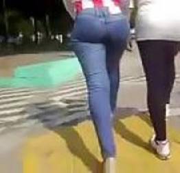 Filmando a bunda gostosa da novinha da rua