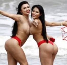 Finalistas dos mais belos bumbuns na praia fazendo topless