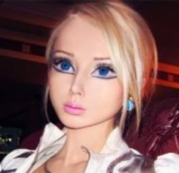 Inacreditável, barbie humana caiu na net pelada batendo siririca.