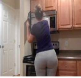 loira muito gostosa mostrando sua bunda na cozinha