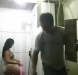 Esposa safada toma banho na frente dos pedreiros enquanto marido trabalha