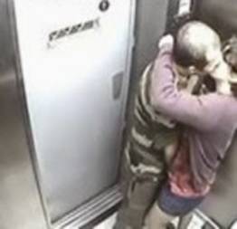Flagra novinha dando a buceta no elevador