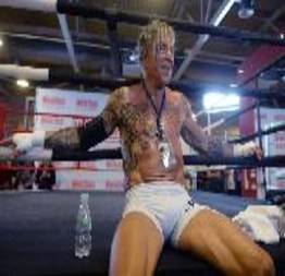Mickey Rourke bate em um jovem em luta de Boxe (13 fotos)