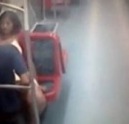 Casal flagrado trepando dentro do trem no metro