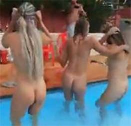 Garotas bêbadas dançando peladas na piscina