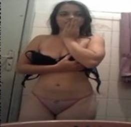 Mayra novinha brasileira caiu na net no banheiro