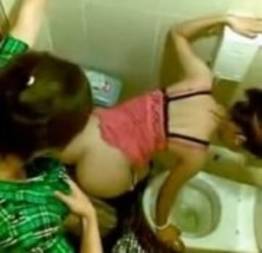 Novinha safada transando em banheiro publico
