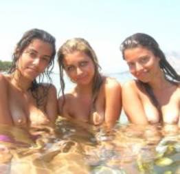 Novinhas gostosas fazendo topless em praias de nudismo