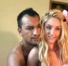 Exibindo e fodendo namorada barbie na webcam