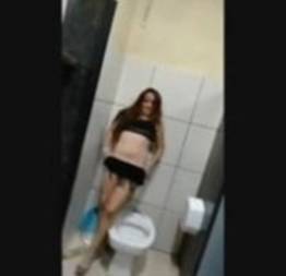 Novinha bêbada no banheiro masculino da festa