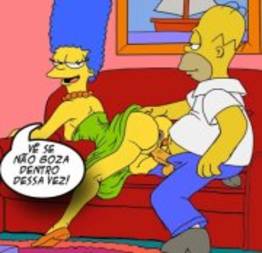 Homer fudendo a bucetinha da esposa no sofá 