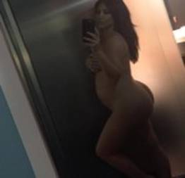 Kim Kardashian posta foto peladinha no instagram