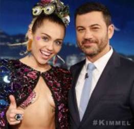 Miley Cyrus apronta mais uma vez faz topless na tv deixa apresentado atônito 