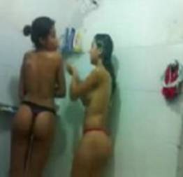 Novinhas peladas tomando banho no vestiário