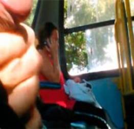 Vídeo porno com tarado batendo punheta dentro do ônibus