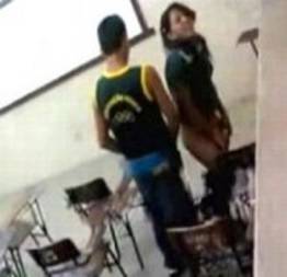 Flagra casal trepando dentro da sala de aula