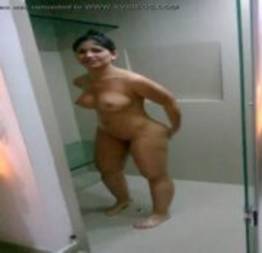 Minha prima novinha fazendo gracinha no banheiro