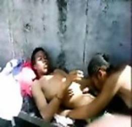 Ninfeta brasileira fazendo sexo com dois marmanjos