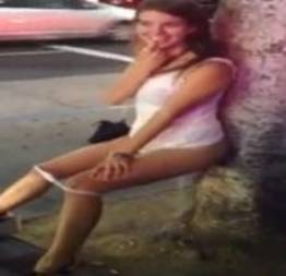 Novinha bêbada mijando na rua depois da balada