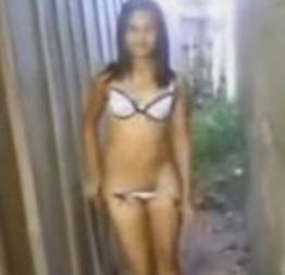 Novinha brasileira paga aposta no beco ao primos