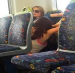 Novinha chupando a amiguinha dentro do ônibus