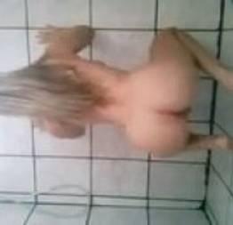 Novinha dançando funk pelada no banheiro
