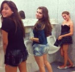 Orgia das Três amigas no banheiro do colégio no centro de São Paulo