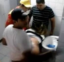 Puta safada dando pra rapaziada em banheiro publico