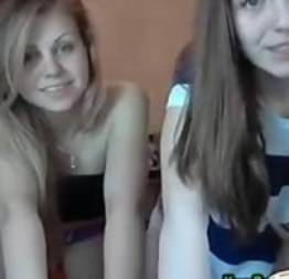 2 novinhas lindas brincando na frente da webcam