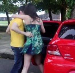 Casalzinho de adolescentes resolve transar dentro do carro no meio da rua .